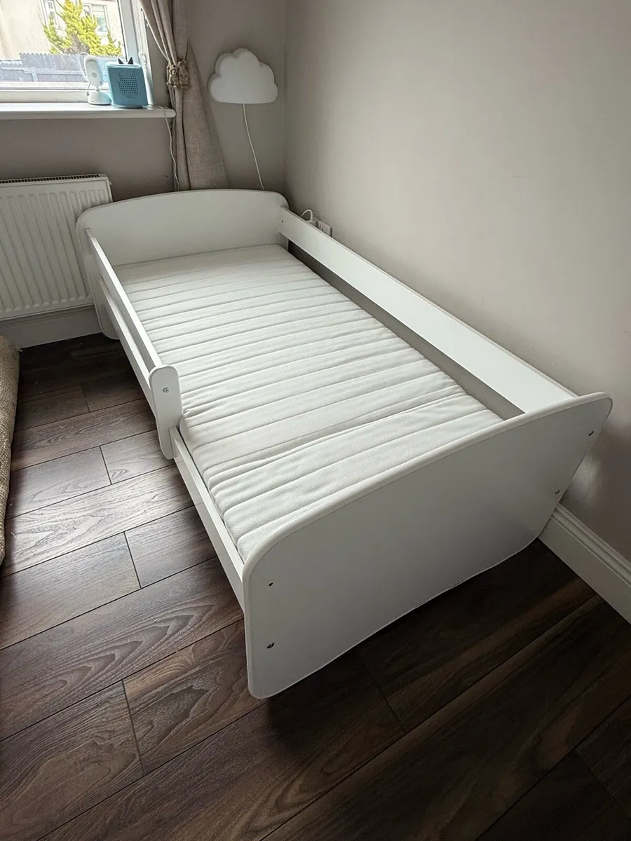 Toddler bed with mattress - Image 2