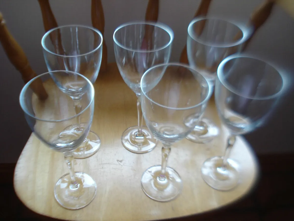 6 TALL CLEAR GLASS GOBLETS/WINE GLASSES. - Image 1