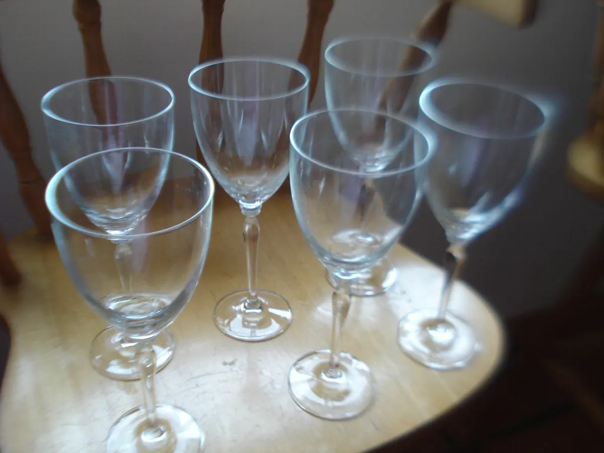 6 TALL CLEAR GLASS GOBLETS/WINE GLASSES. - Image 2
