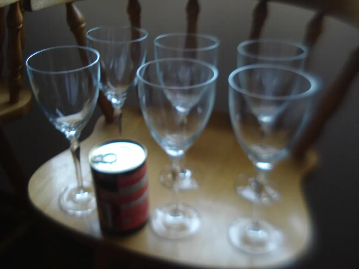 6 TALL CLEAR GLASS GOBLETS/WINE GLASSES. - Image 4
