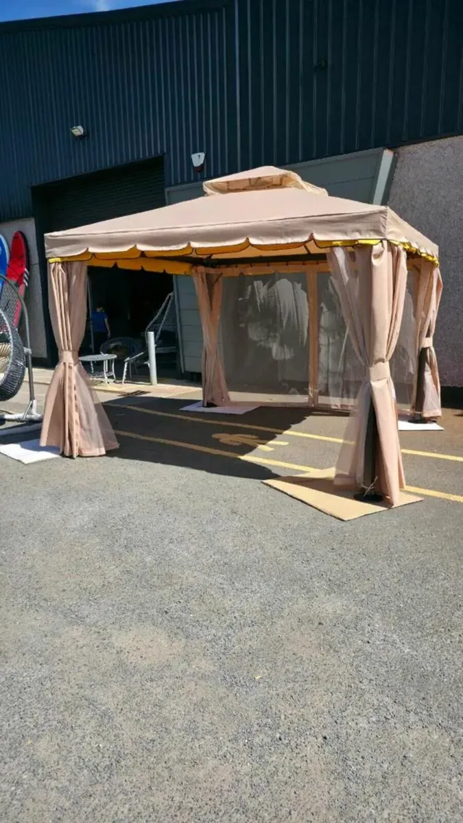 Gazebo outdoor tent 3x3 brand new - Image 1