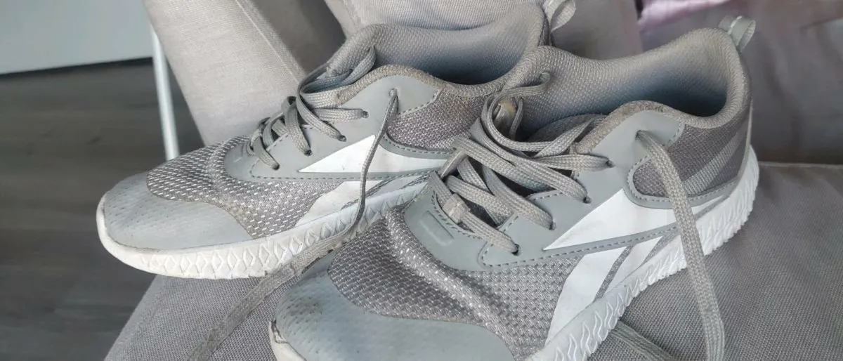 Reebok flexagon junior size UK 3 barely worn - Image 2