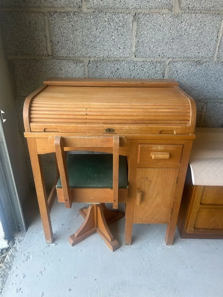 Child's Desk & Swivel Chair - Image 1