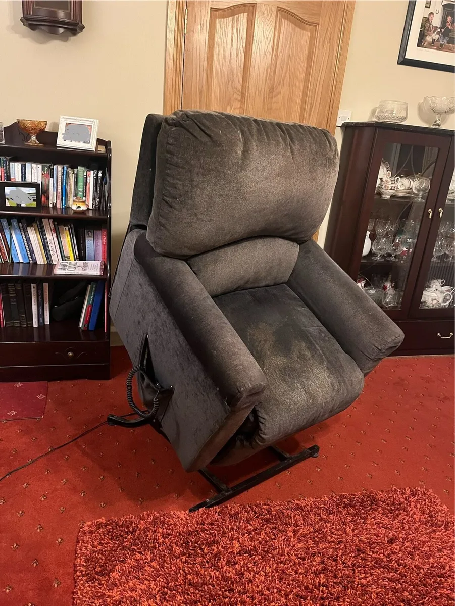 Electric Recliner/Riser Chair - Image 2
