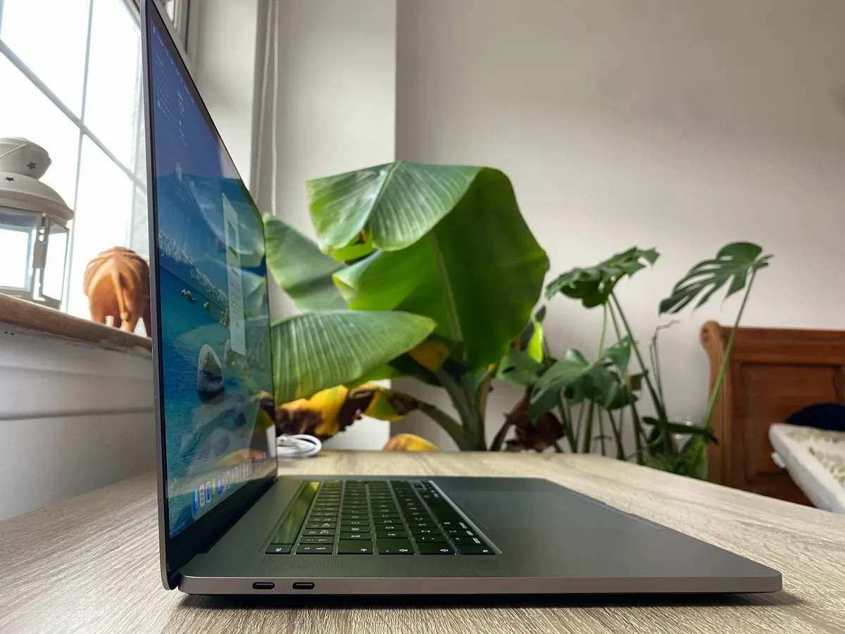 Apple MacBook Pro 16-inch 2019 i7 | 16GB | 512GB - Image 4