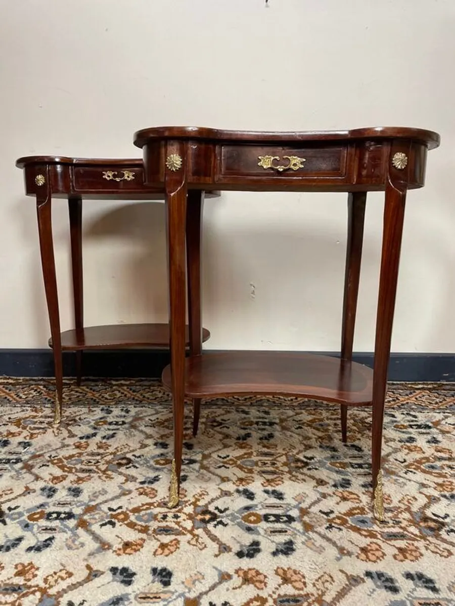 A Lovely Kidney Shape Mahogany Veneer Nightstands / Bedside Lockers. - Image 1