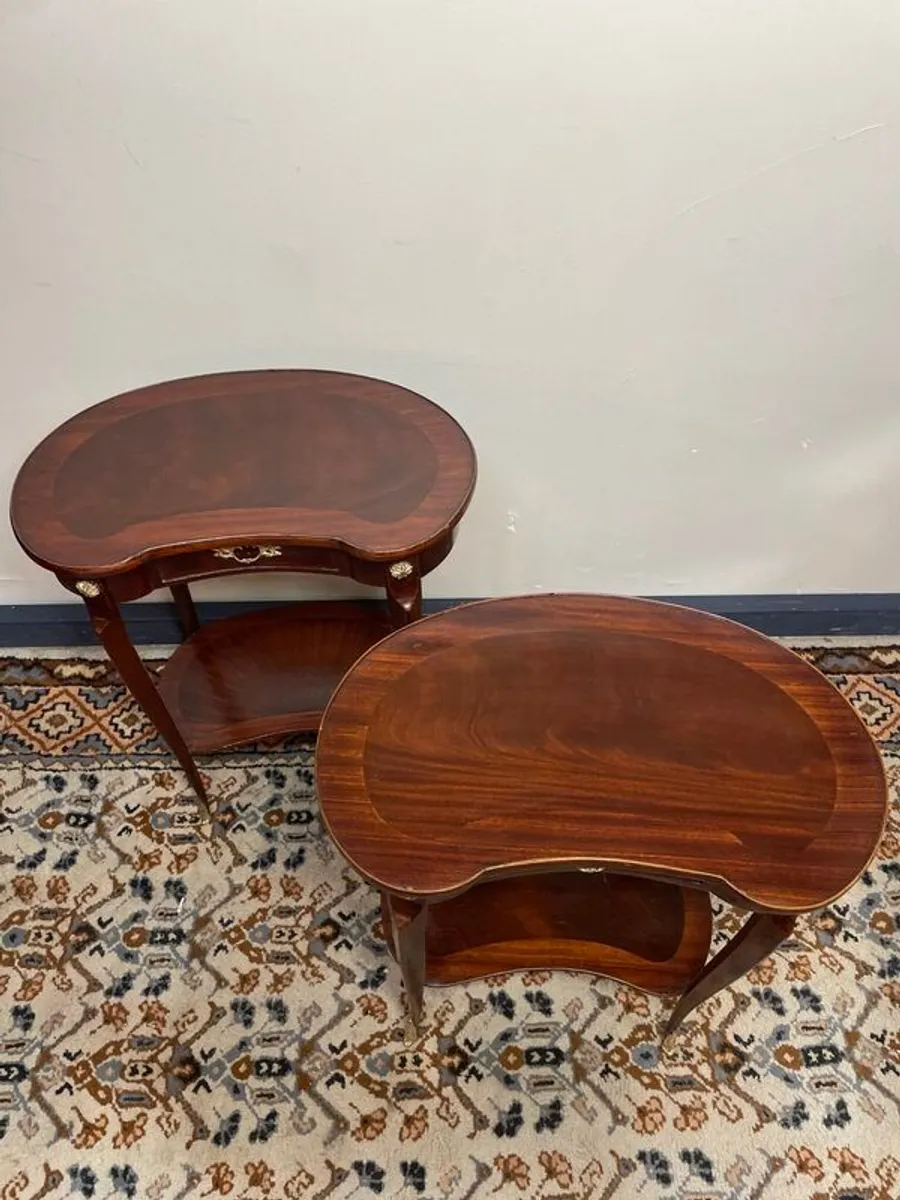 A Lovely Kidney Shape Mahogany Veneer Nightstands / Bedside Lockers. - Image 2