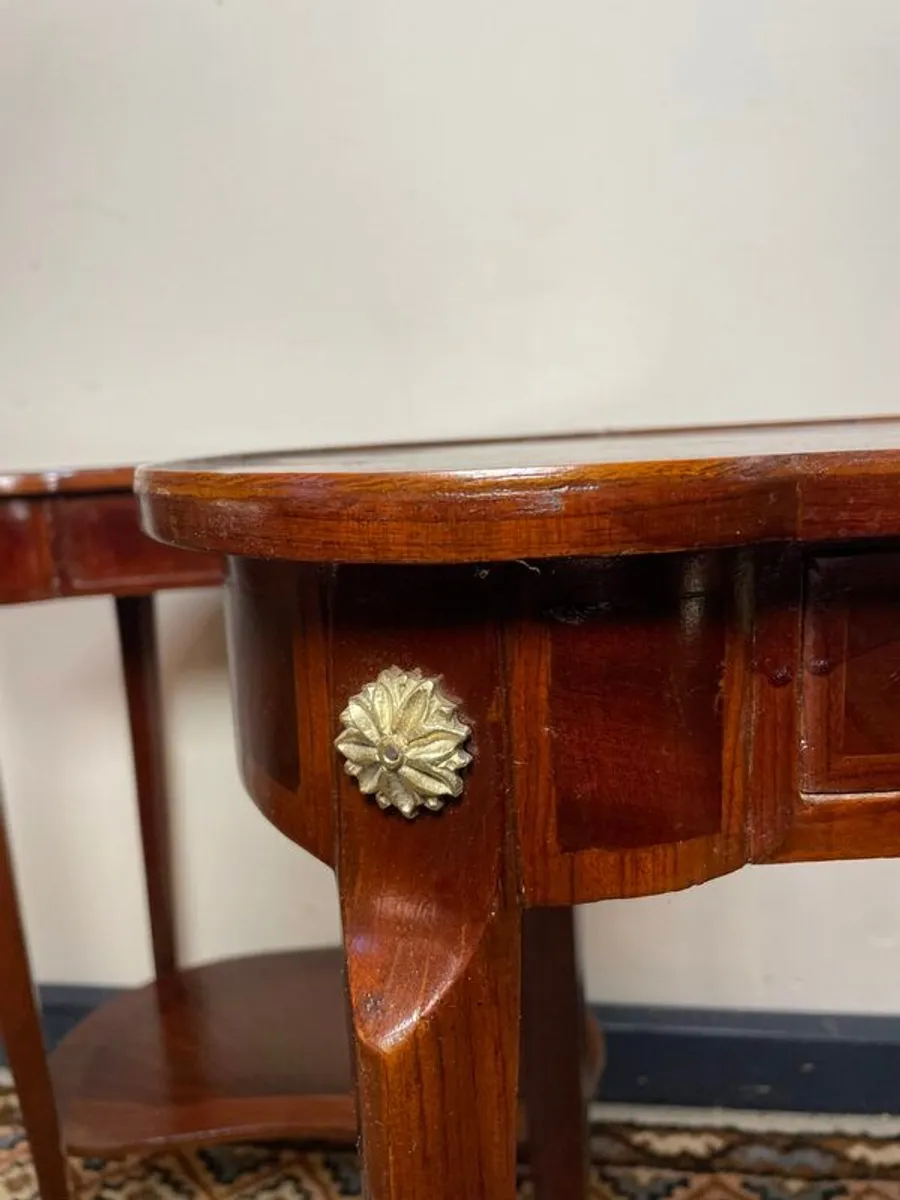 A Lovely Kidney Shape Mahogany Veneer Nightstands / Bedside Lockers. - Image 4
