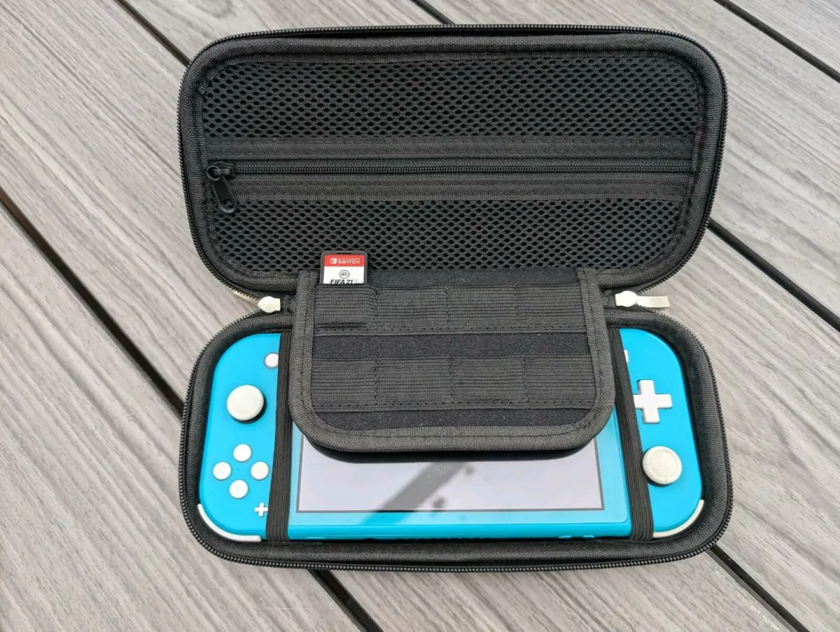 Nintendo Switch Lite + 4 games + case + 64GB SD - Image 2