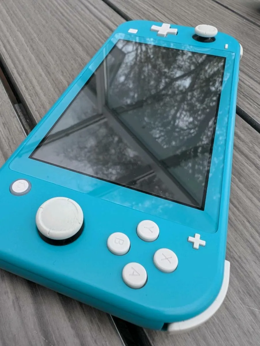 Nintendo Switch Lite + 4 games + case + 64GB SD - Image 3