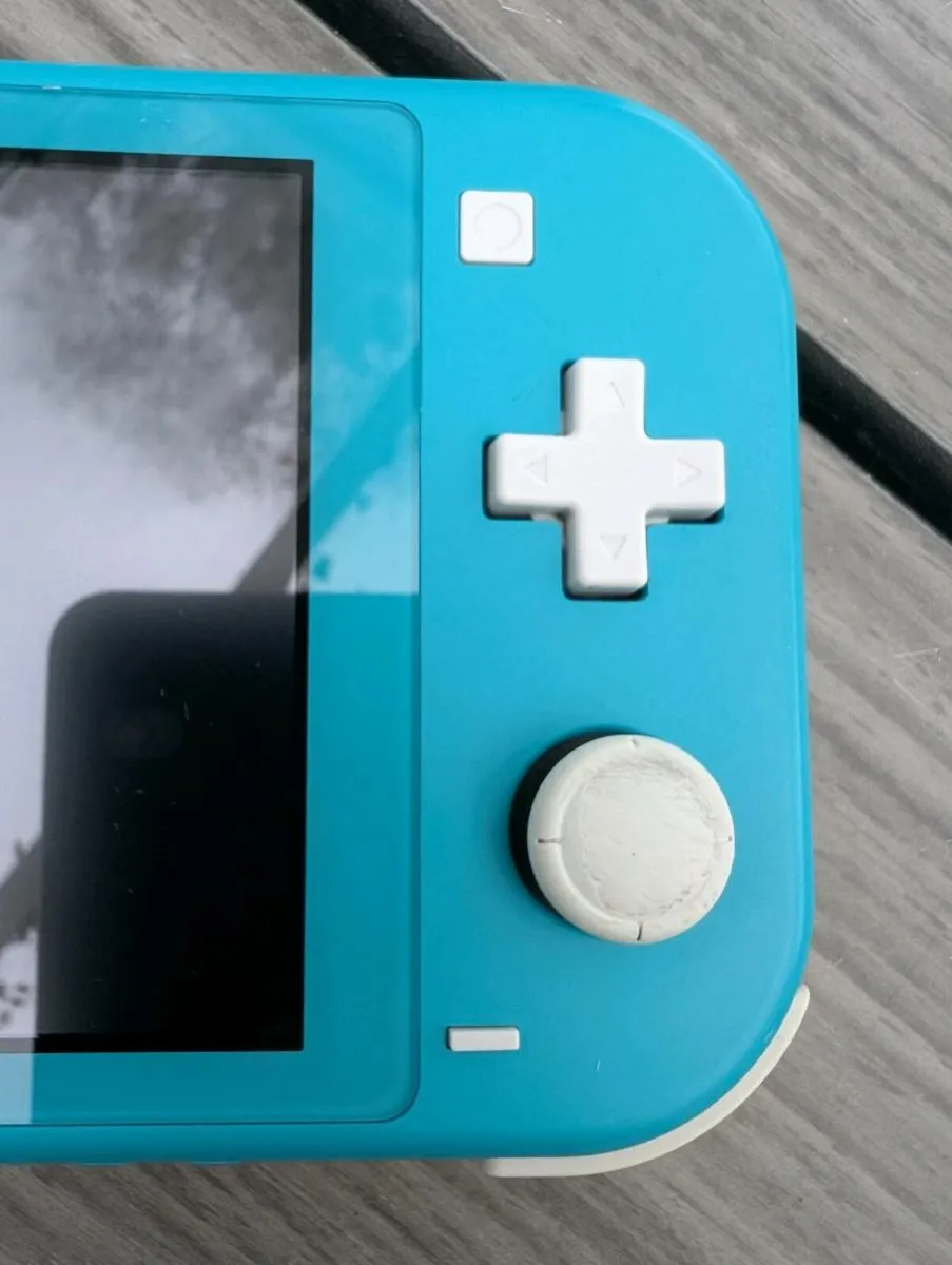 Nintendo Switch Lite + 4 games + case + 64GB SD - Image 4