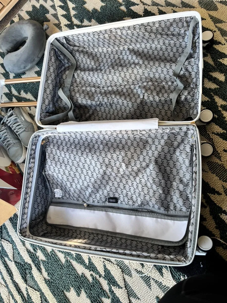 Jones New York Luggage - Image 4