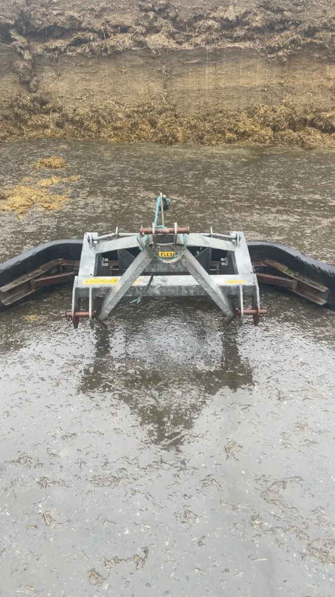 Fleming yard scraper - Image 1