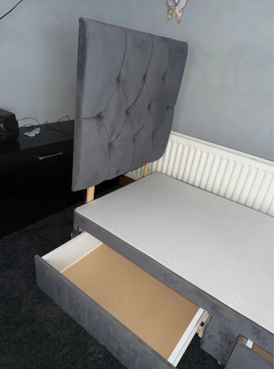 Single divan bed with two drawers and headboard - Image 1
