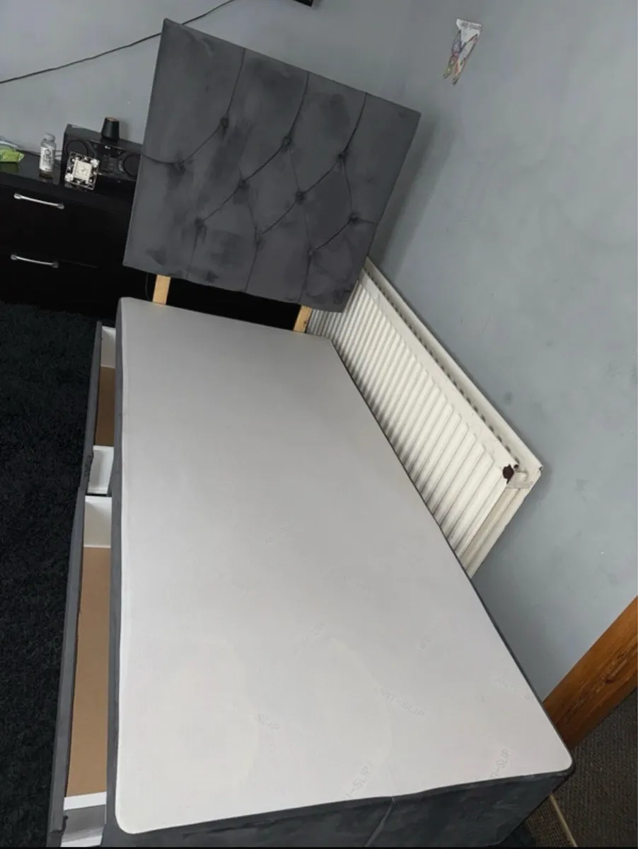 Single divan bed with two drawers and headboard - Image 3