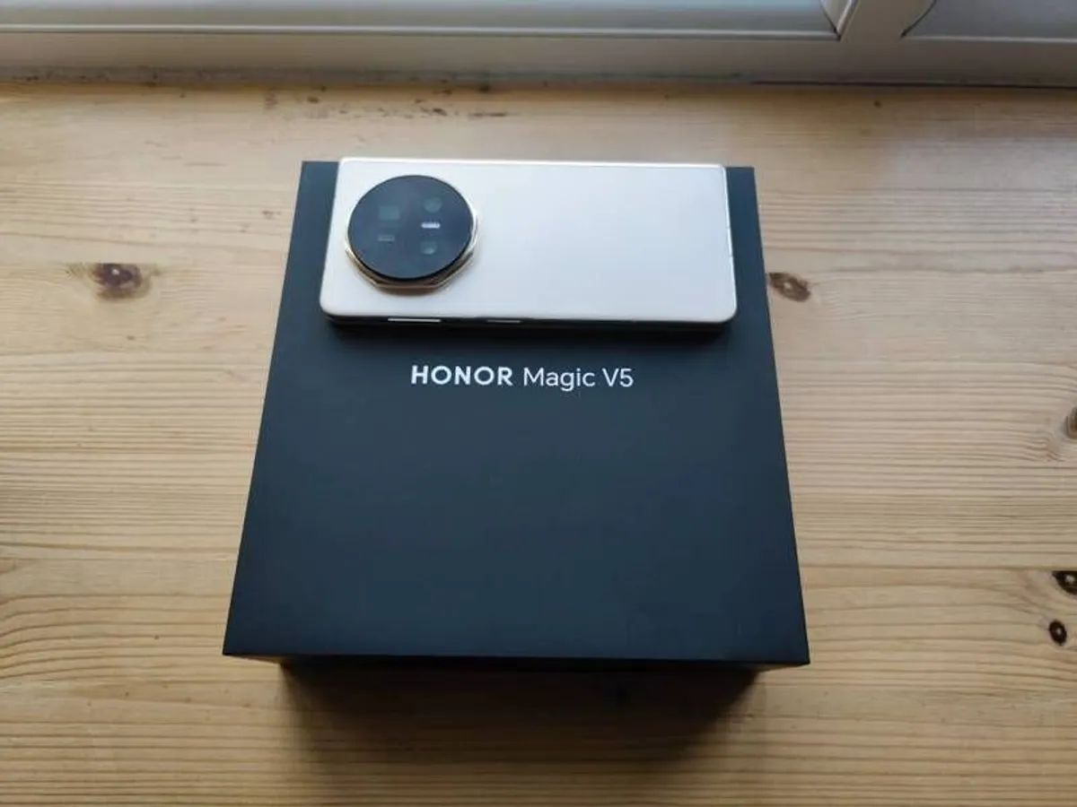 Honor Magic V5 512gb Trade-ins / Swaps Welcome Available in Black Gold and Ivory White Colours - Image 1