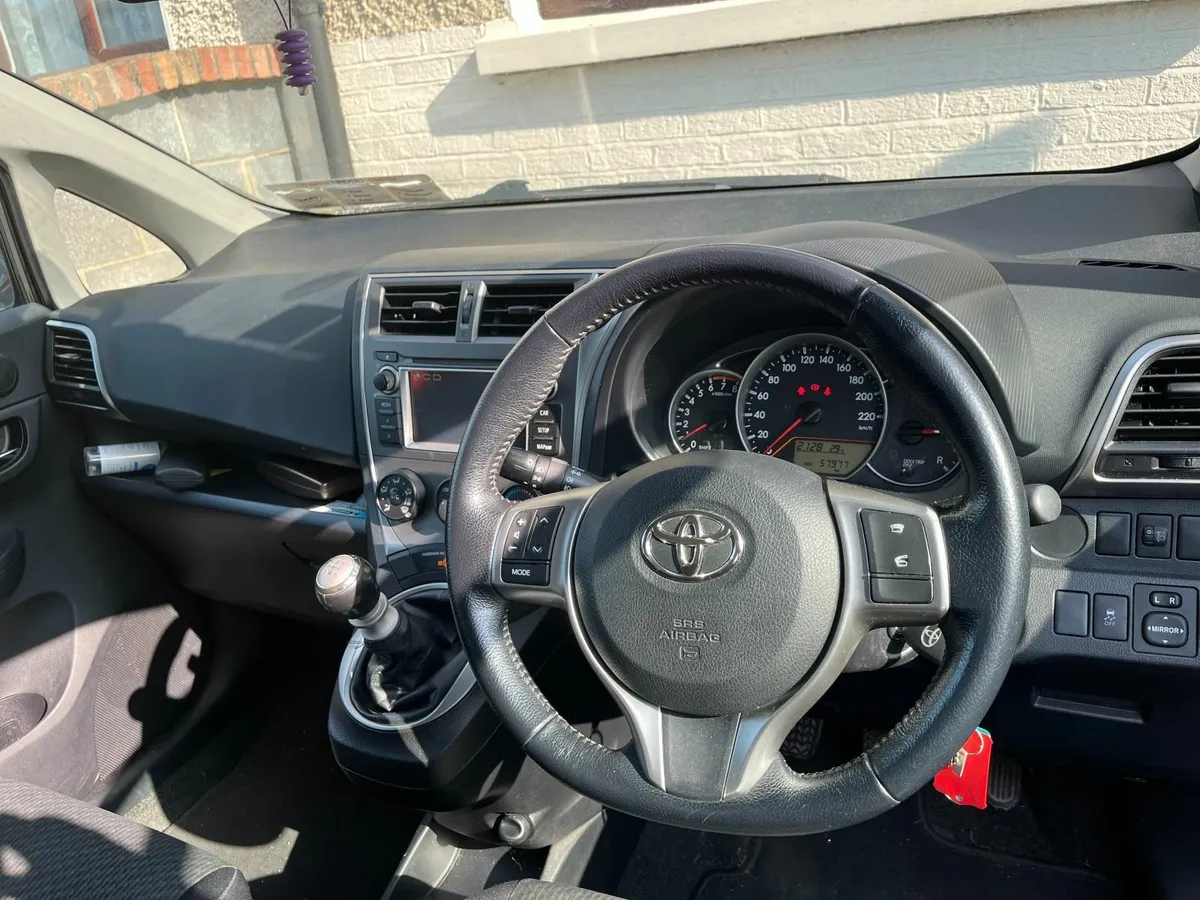 Toyota Verso-S 2011 - Image 2