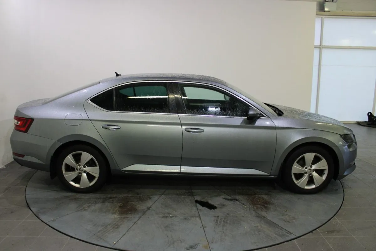 Skoda Superb 2.0 TDI 150bhp Ambition - Image 3