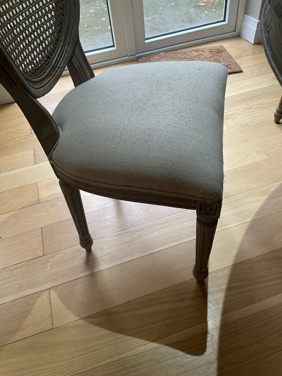 Chateaux Round Dining Table with 5 chairs - Image 4