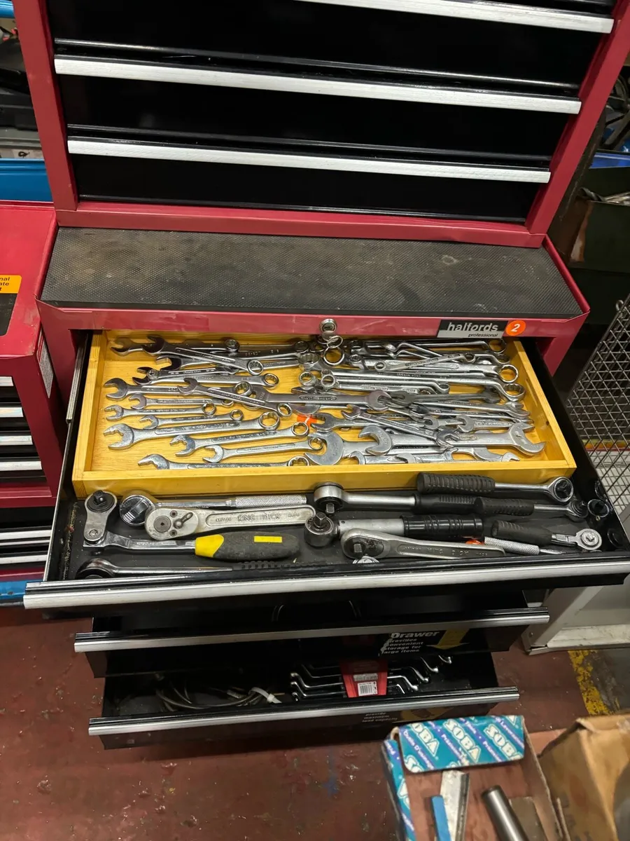 Halfords professional  roll cab top boxes  keys - Image 4