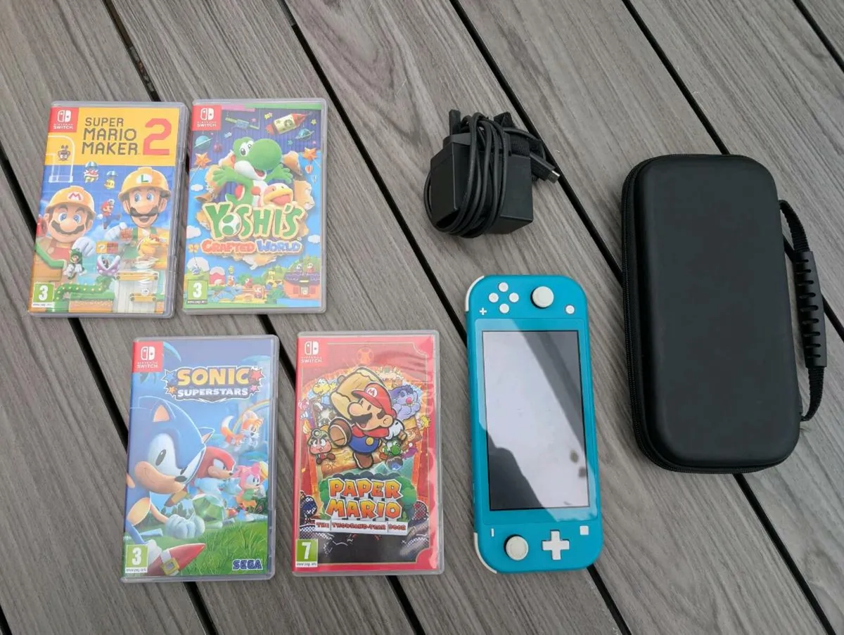Nintendo Switch Lite + 4 games + case + 64GB SD - Image 1