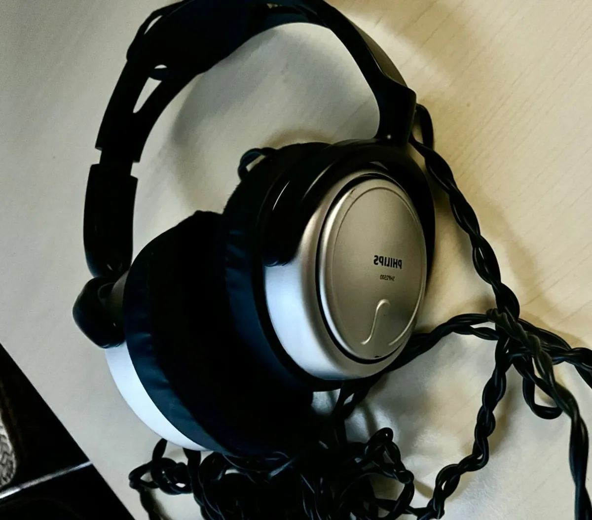 Philips TV 32inch, Ambilight incl. Accessories - Image 3