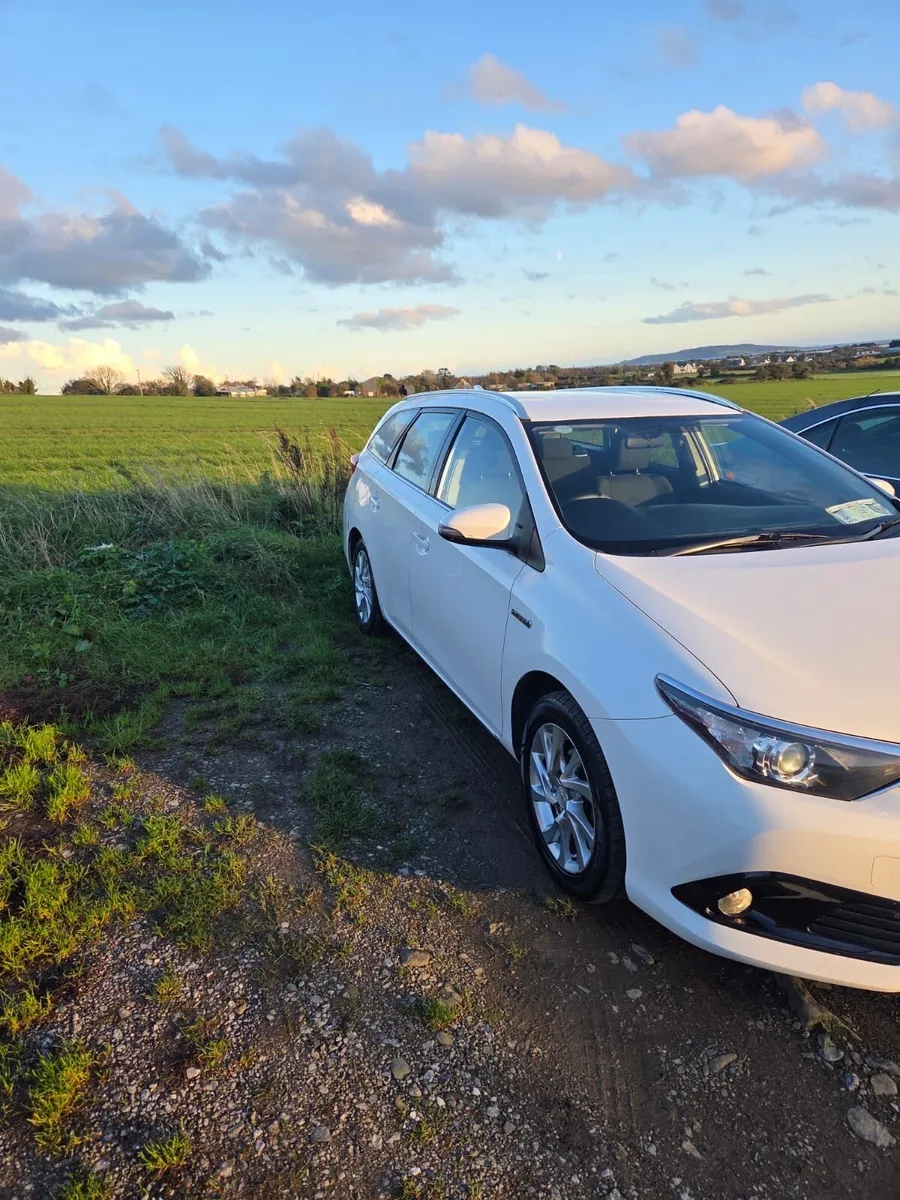 2016 Toyota Auris - Image 2