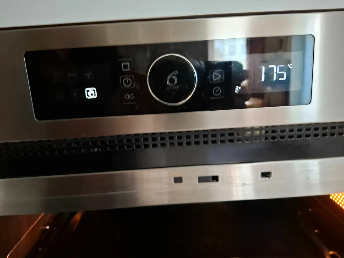 Whirlpool 6th Sense Microwave Combi Oven - Image 3