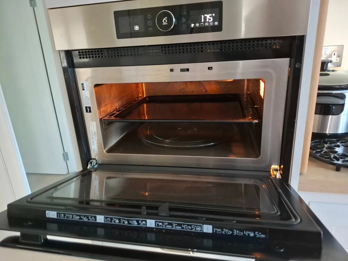 Whirlpool 6th Sense Microwave Combi Oven - Image 4
