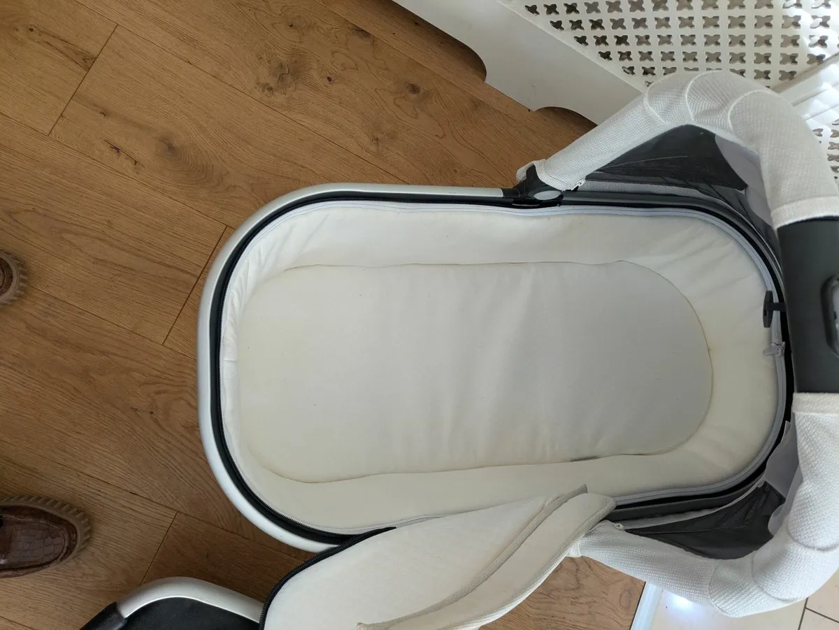 Uppababy Vista Bassinet and Buggy Seat May 2019 - Image 2
