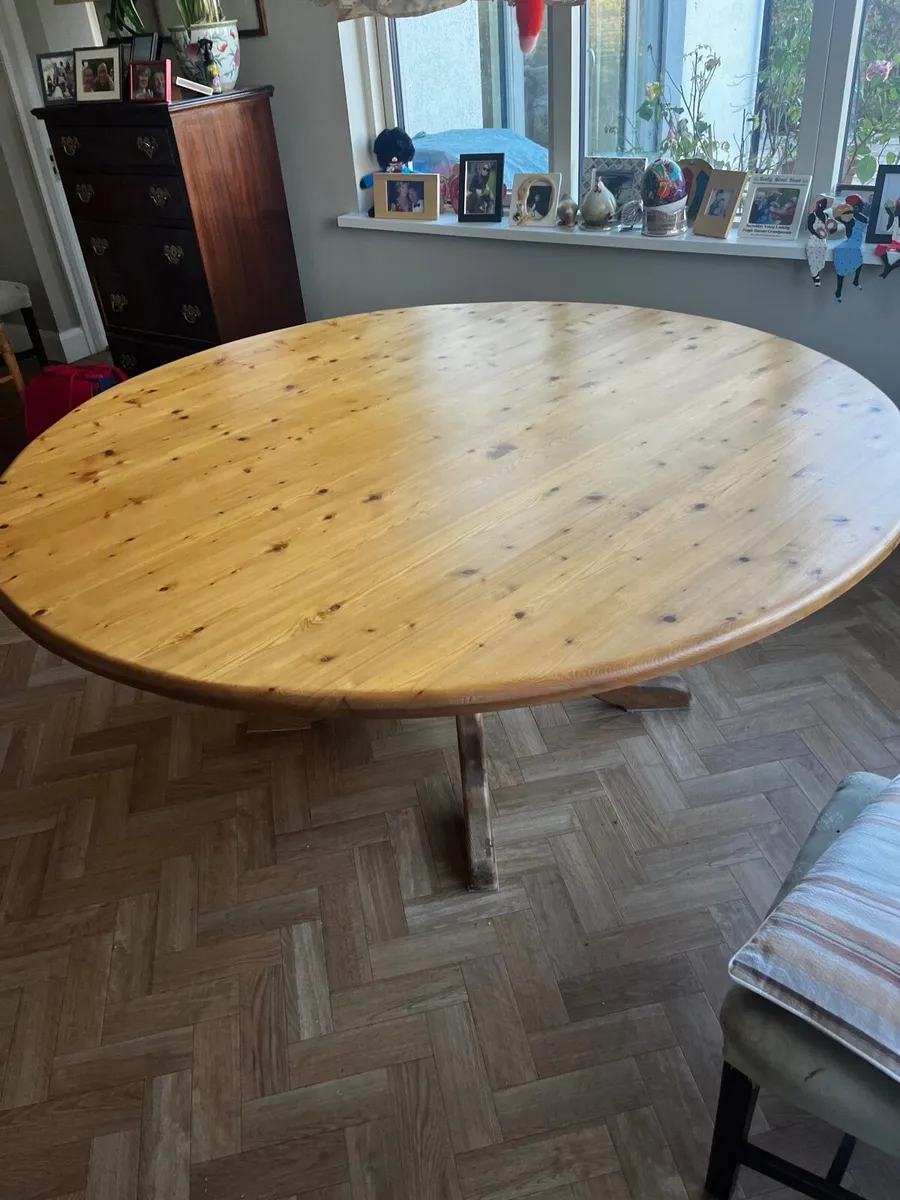 Large 6 foot round deal table - Image 1
