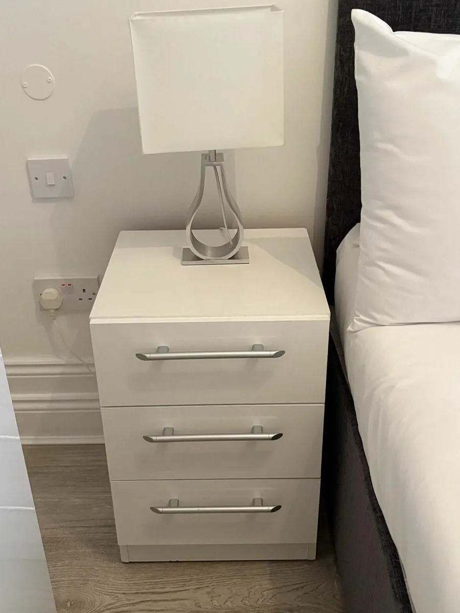 Bedside lockers x 3 - Image 1