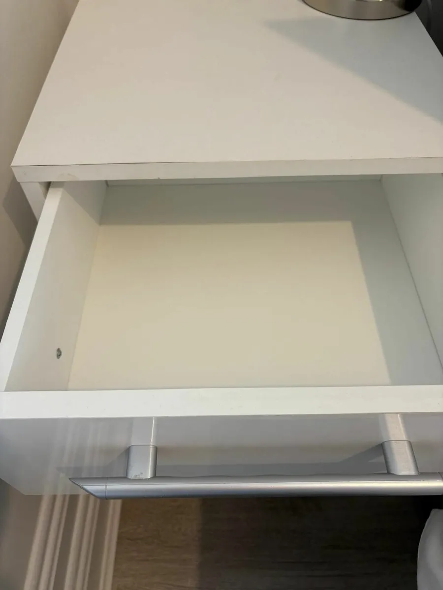 Bedside lockers x 3 - Image 2