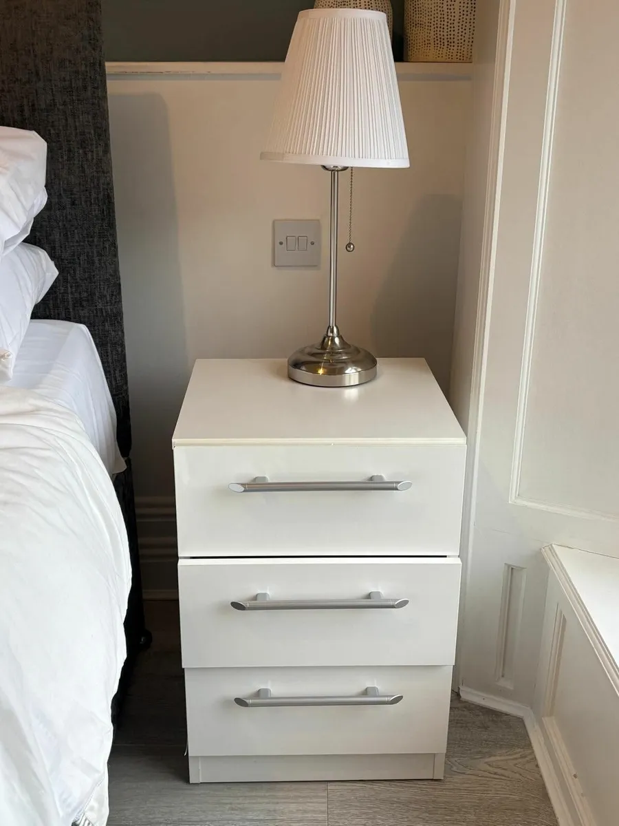 Bedside lockers x 3 - Image 3