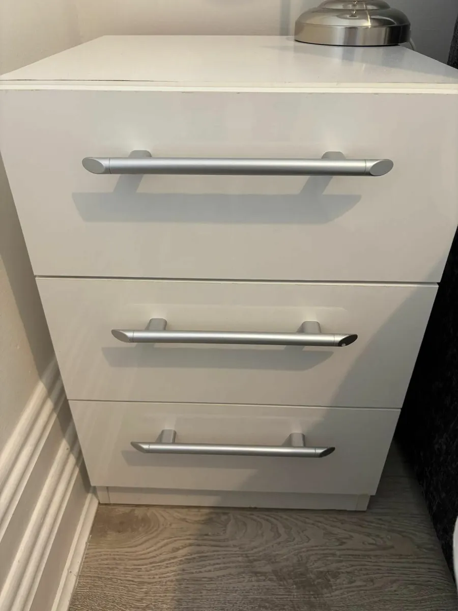 Bedside lockers x 3 - Image 4