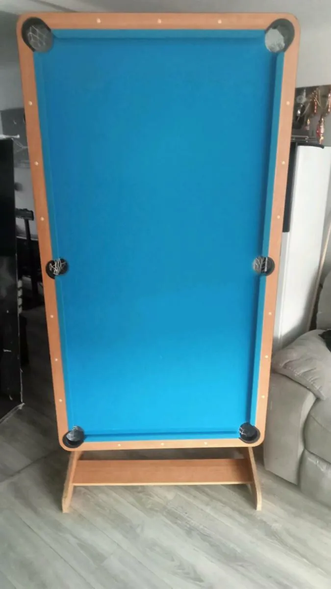 Pool table - Image 1