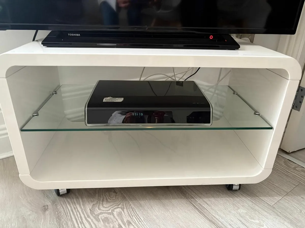 TV stand - Image 1