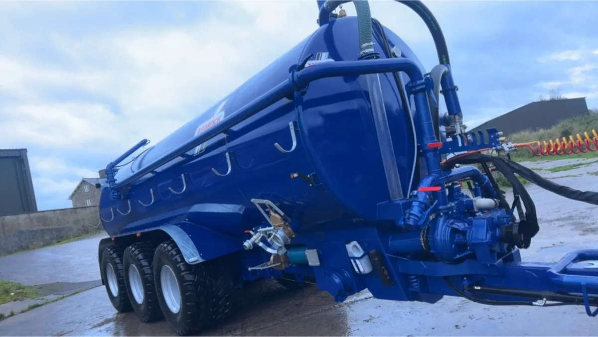 6000 Gallon Redrock tanker - Image 2