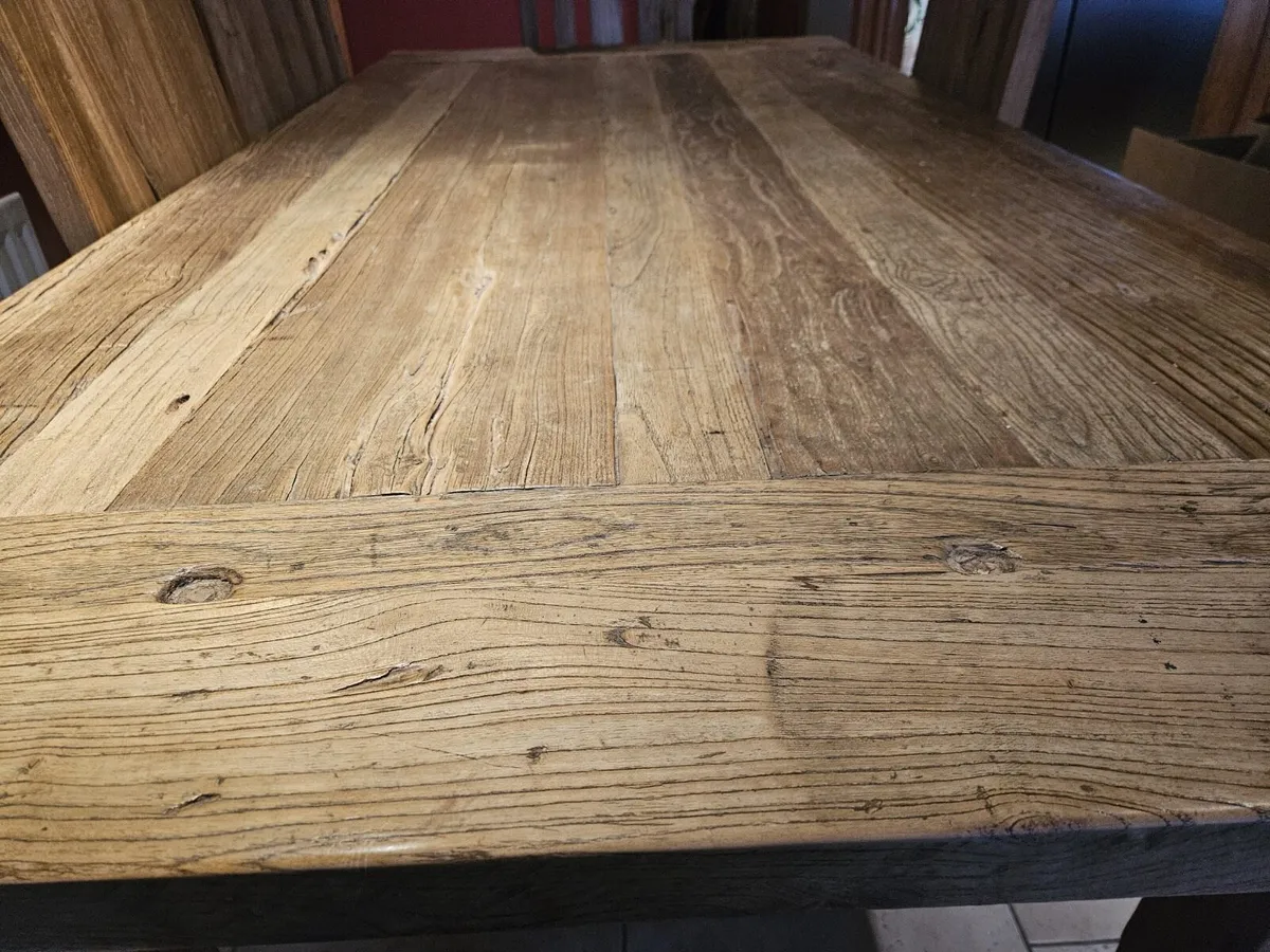 Table and chairs - Image 2