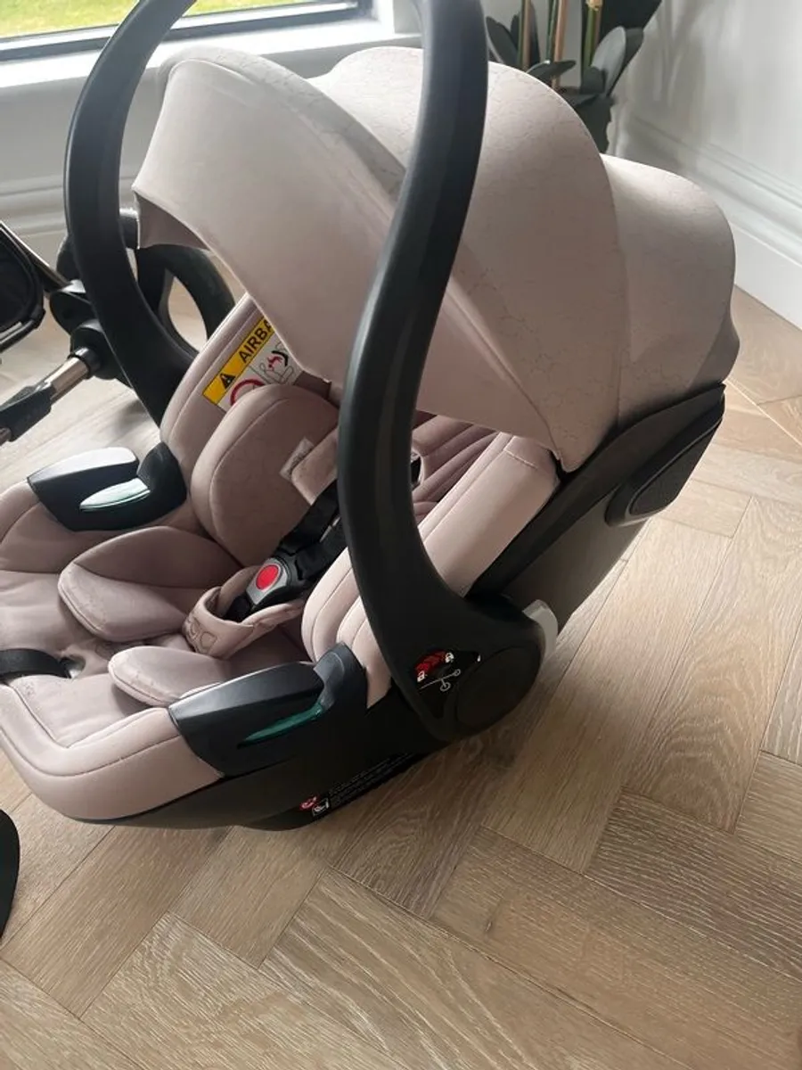 Egg2 travel system in Feather Geo - Image 3