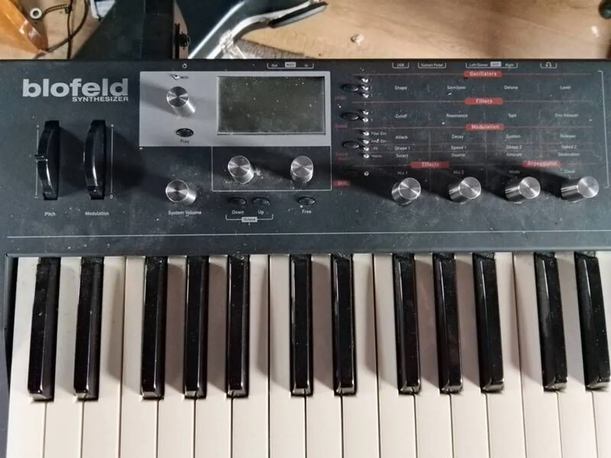 Fender Strat, Amp Hot Rod De Ville , Strymon, Bloefeld, Boss, RD9 - Image 2