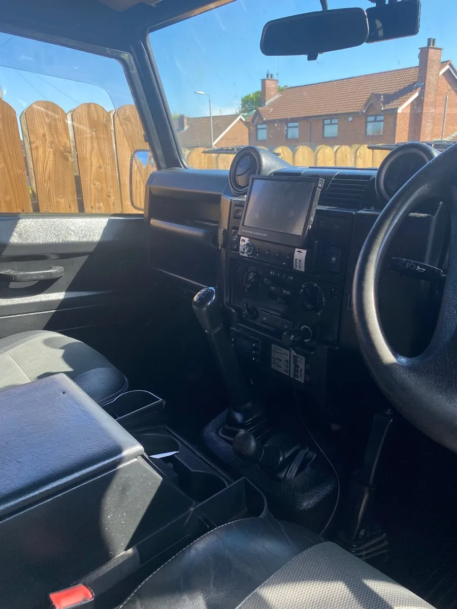 Land Rover Defender 2011 - Image 4