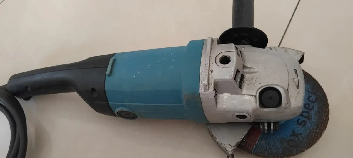 Makita 9067 180mm 7" Angle Grinder 110v - Image 4