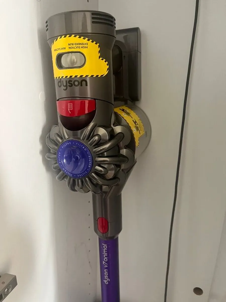 Dyson cordless vacuum - Image 2