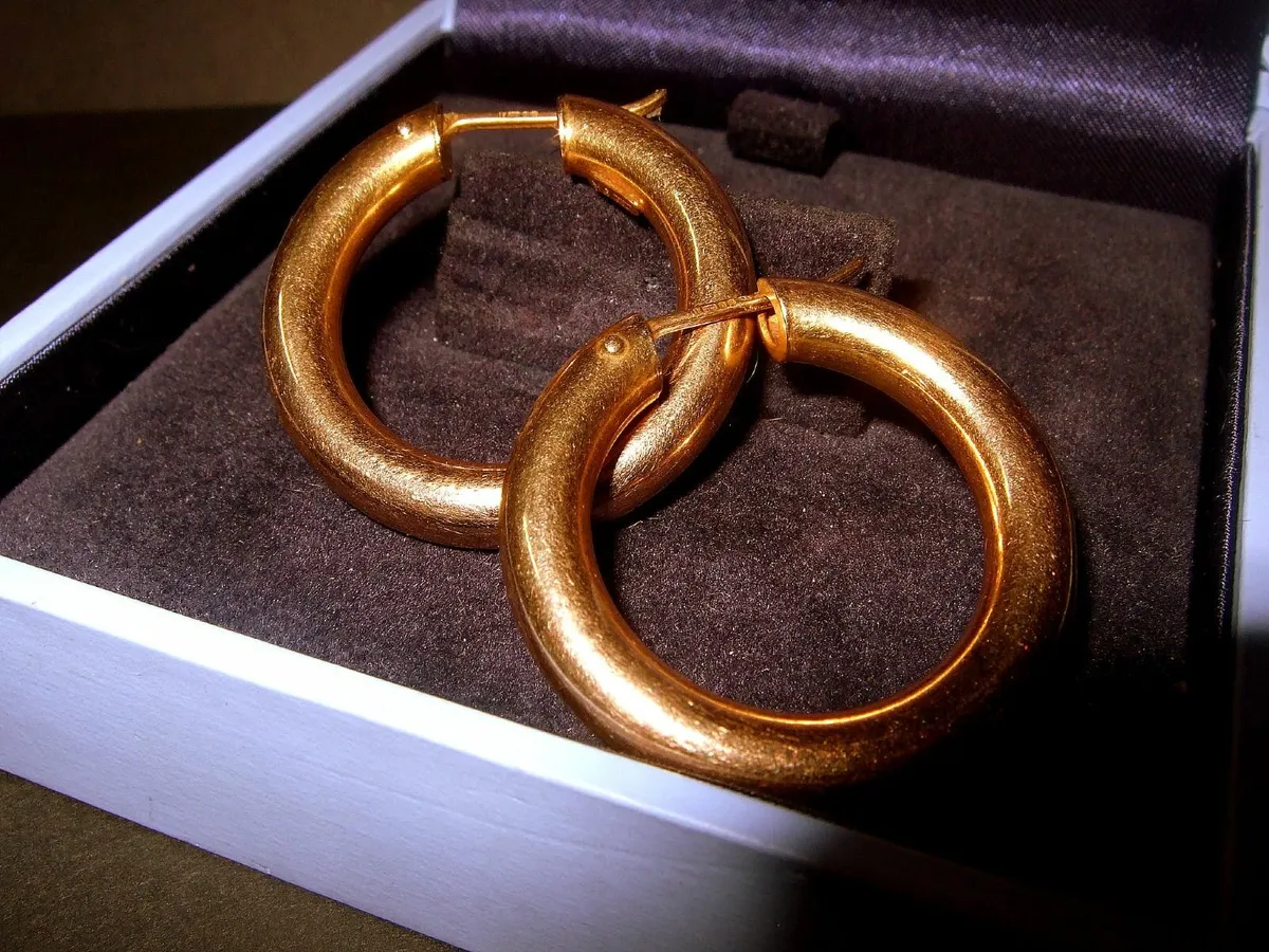 Vintage Hallmarked 9ct Gold Substantial Hoops - Image 4