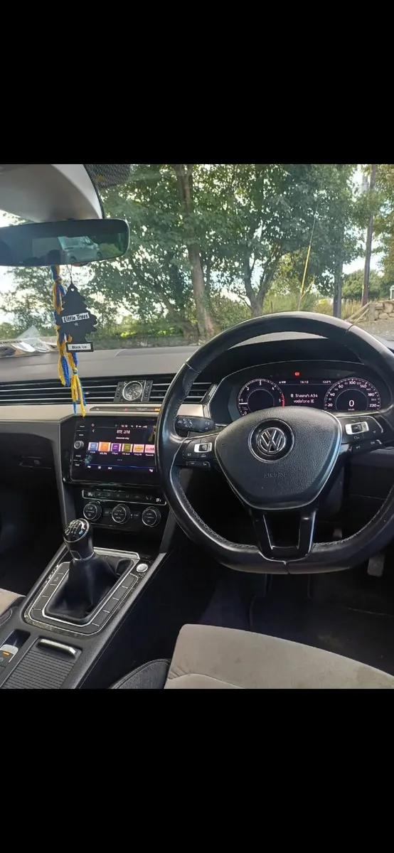 Volkswagen Passat 2018 - Image 2