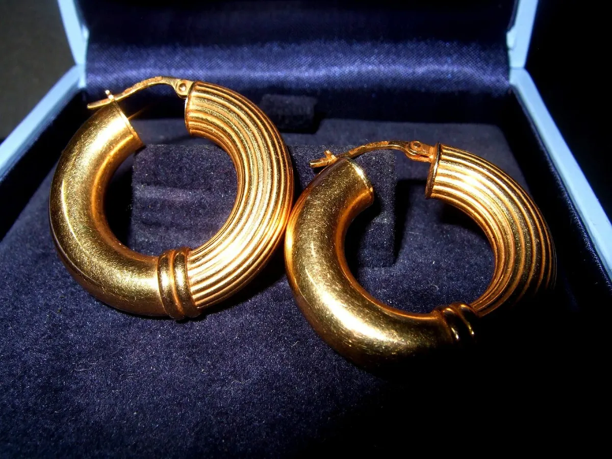 Vintage 9ct Gold Dual Pattern Hoops - Image 1