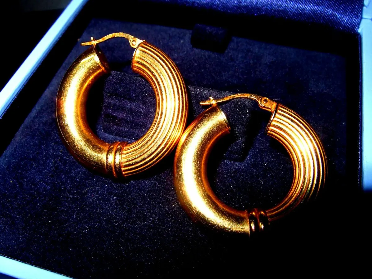 Vintage 9ct Gold Dual Pattern Hoops - Image 3