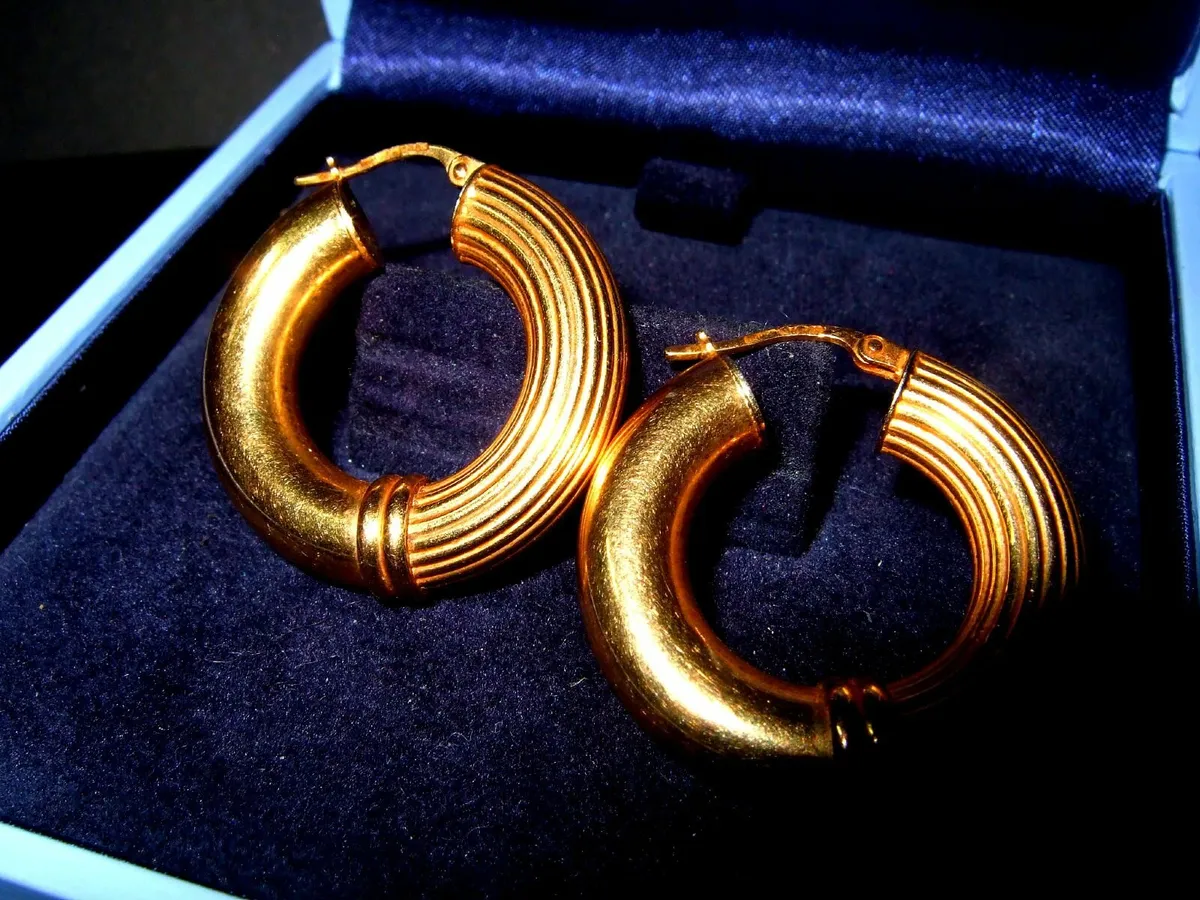 Vintage 9ct Gold Dual Pattern Hoops - Image 4
