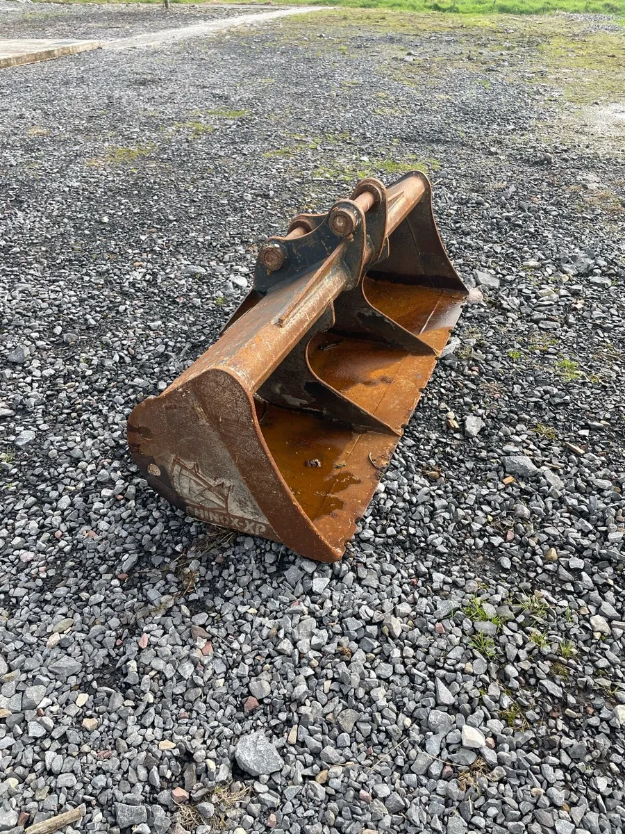 5 foot Rhinox bucket 45mm pins - Image 1